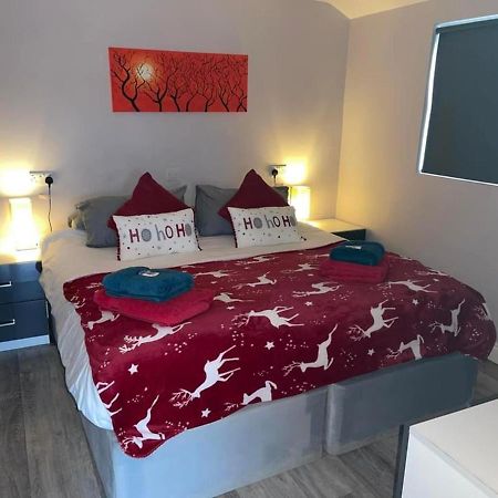 Deerfin Rentals Private Chalet With Hot Tub Ballymena Esterno foto