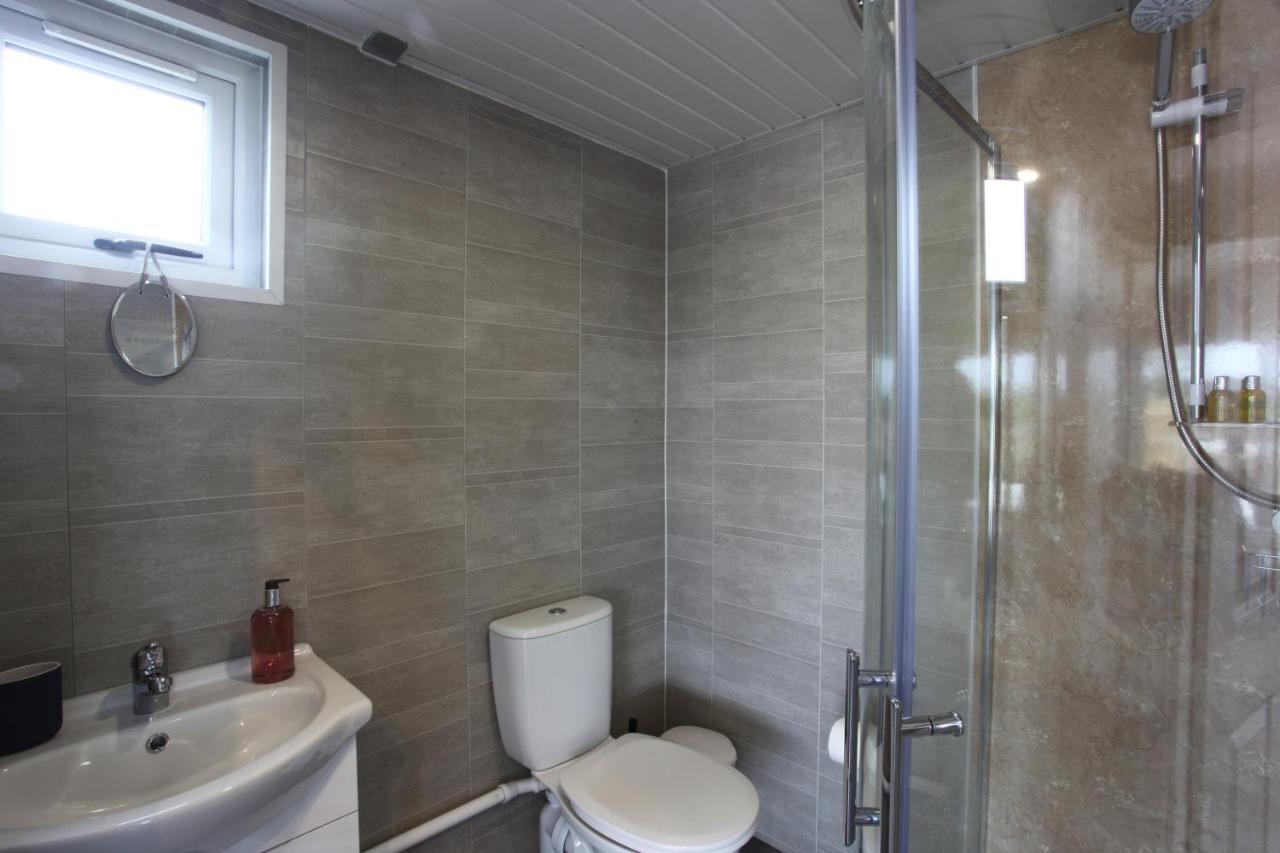Deerfin Rentals Private Chalet With Hot Tub Ballymena Esterno foto