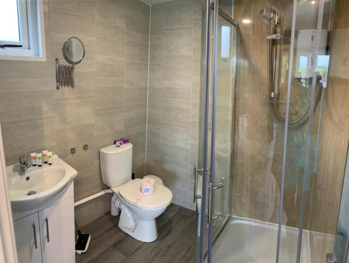 Deerfin Rentals Private Chalet With Hot Tub Ballymena Esterno foto