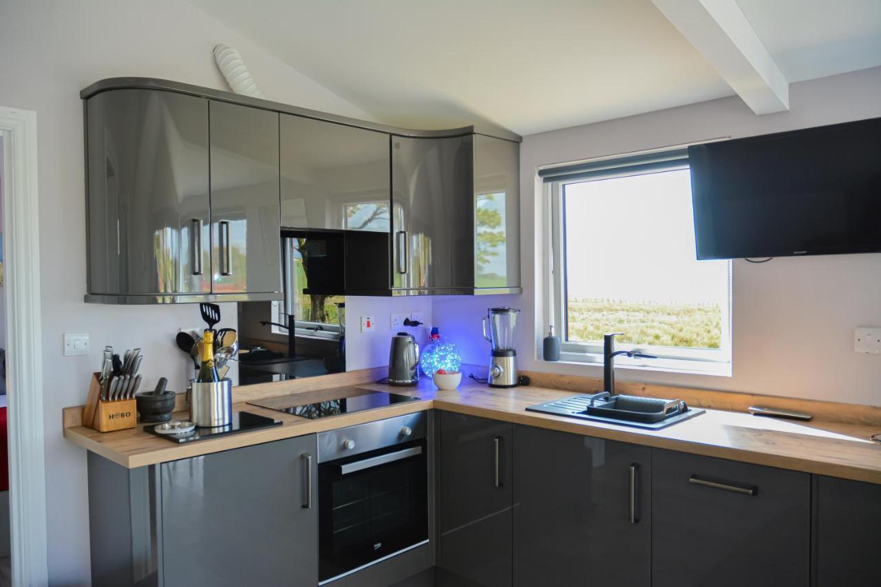 Deerfin Rentals Private Chalet With Hot Tub Ballymena Esterno foto