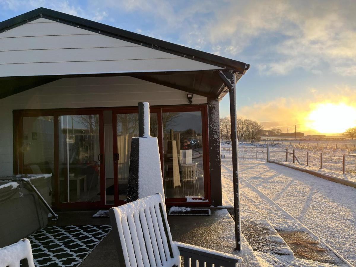 Deerfin Rentals Private Chalet With Hot Tub Ballymena Esterno foto