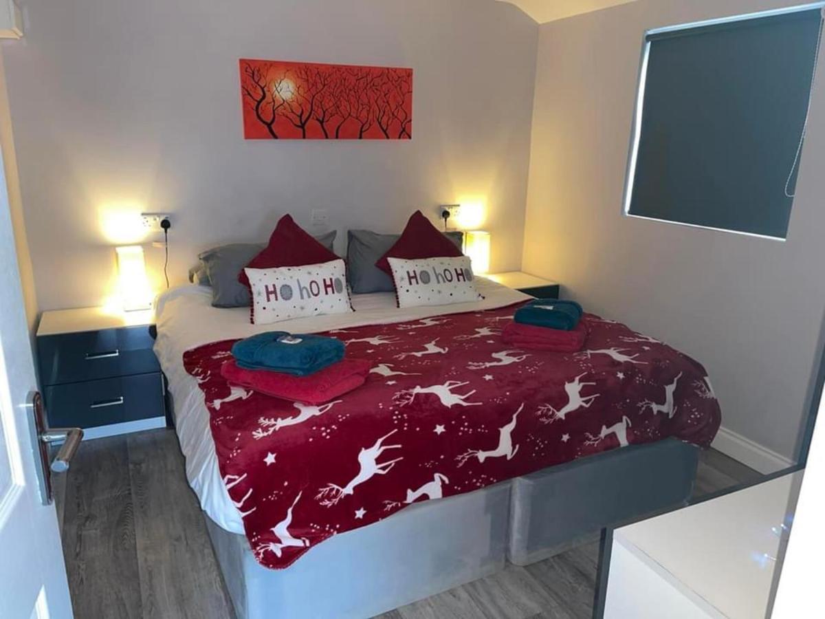 Deerfin Rentals Private Chalet With Hot Tub Ballymena Esterno foto